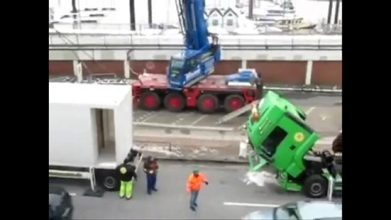 Terex demag ac60 city kran bei der montage von raumcontainern