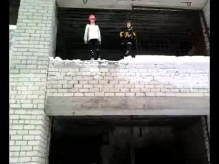 Геля прыгает с заброшки