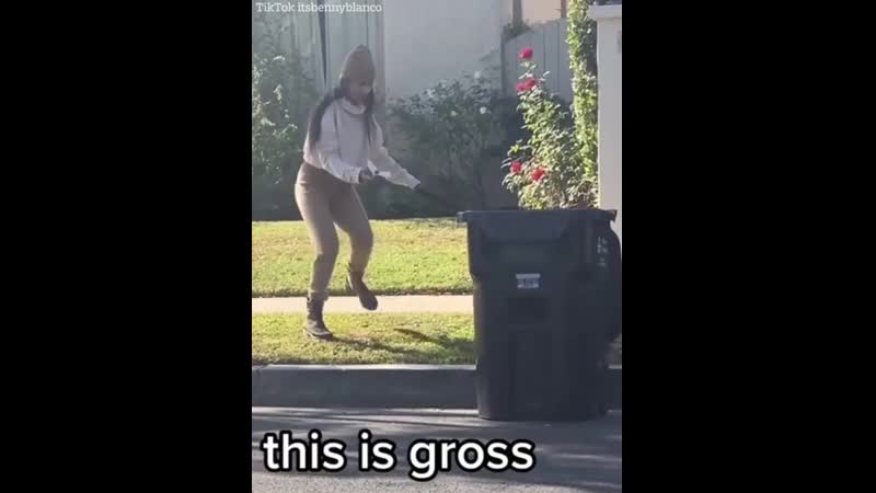 Кадры, показывающие, как бывшая порнозвезда mia khalifa ливанского происхождения использует маску для сбора собачьих какашек