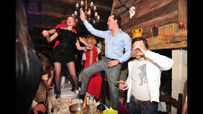 Когда жена мешает "оторваться" на новогоднем корпоративе 💩