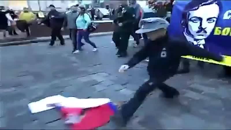 На це можна дивитися вічно! ганчірка росії і маленьки бандерівці )