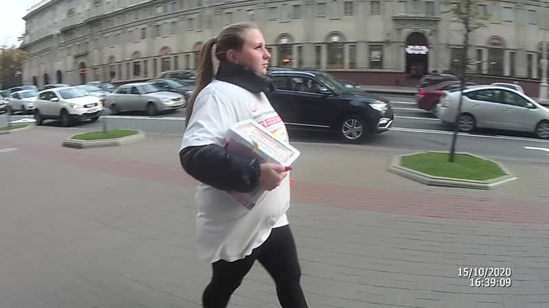 "волонтёрша" славика лысенкова бежит прятаться в кабинке туалета в "макдаке"