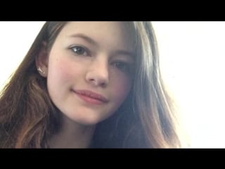 Молоденькая азиатка изучает свою промежность