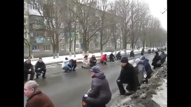 Кастрюлеголовые укры в краматорске ползают на коленях перед укрофашистом оун