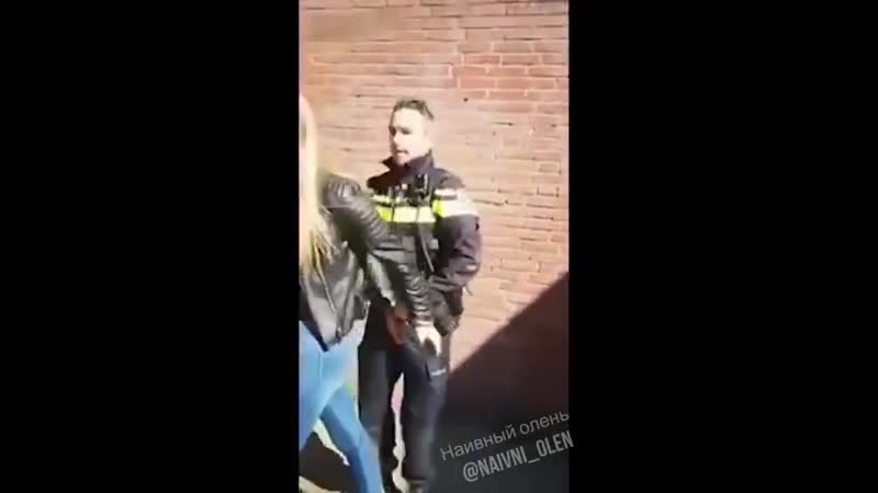 Шведские полицейские задерживают нарушительницу по принципам полового равноправия