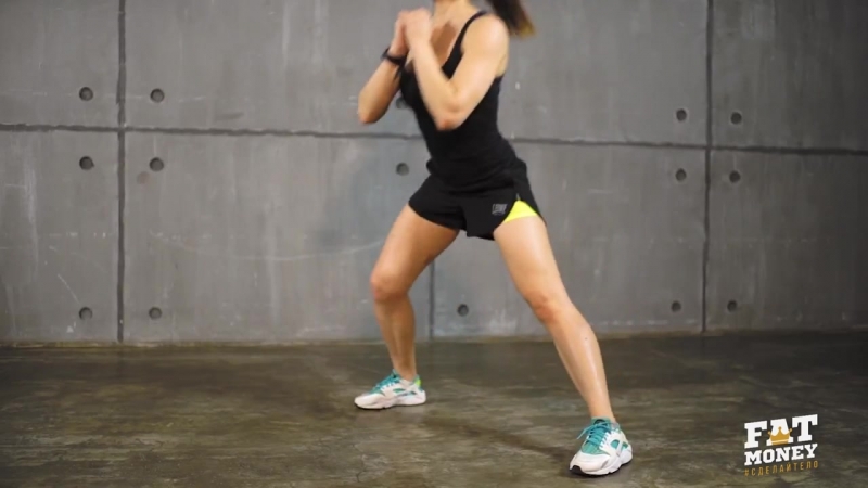 Выпады в сторону с подъемом колена к груди