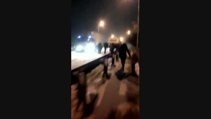 Пассажиры толкают автобус в батайске