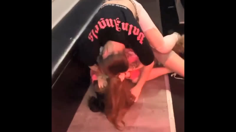 Bhad bhabie подралась с блогершой woah vicky [рифмы и панчи]