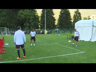 It's not just the #asroma players who can play football tennis