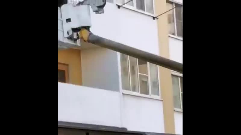 Сотрудница загса забралась на автовышку, чтобы зарегистрировать брак