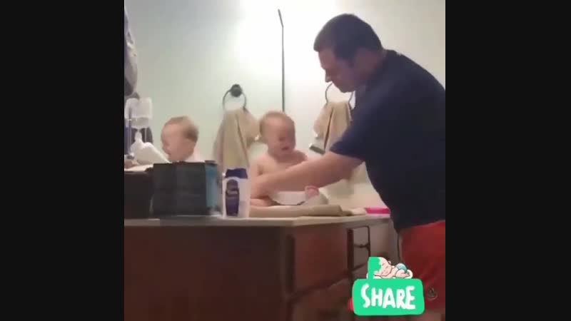 Папа, ну что ты делаешь, перестань!