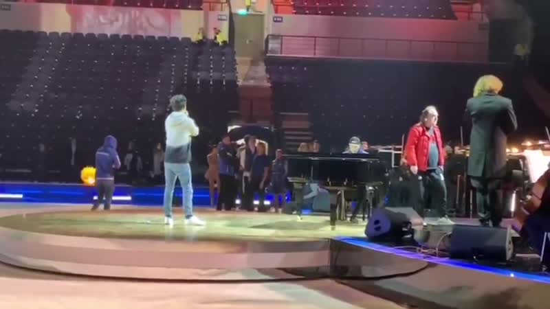 Dimash kudaibergen on instagram “в перерывах между репетициями просто "