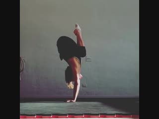 Iana suiarko handstand basess up
