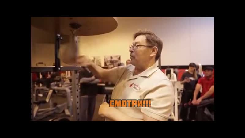 Профессионально околачивает грушу