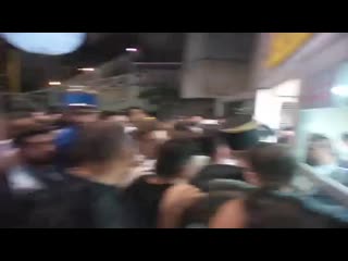 Entrada na arena do xou da xuxa em bh tem corre corre, empurrões e muita confusã