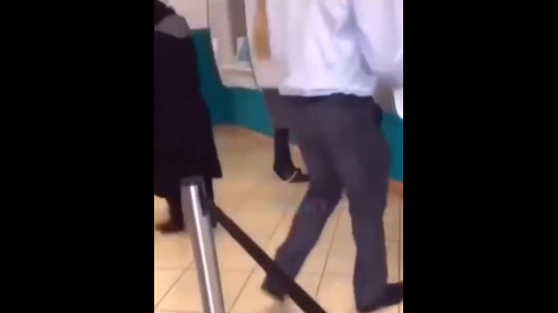 Пока стояла в очереди, похудела