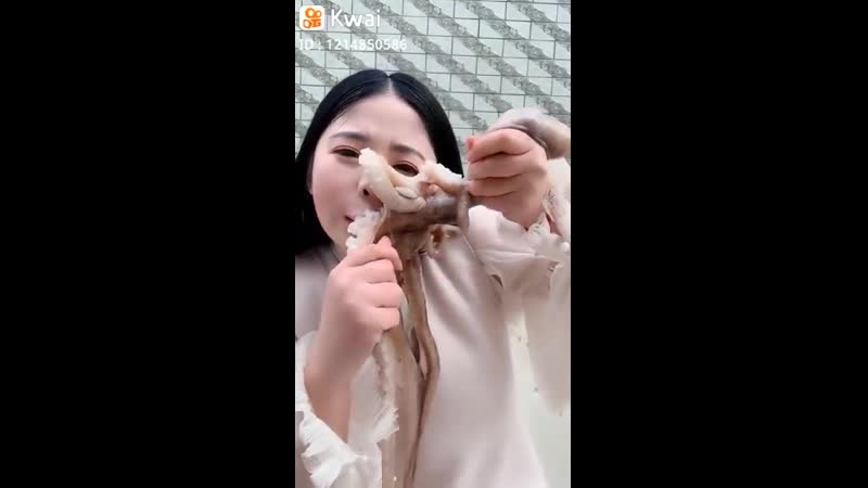 Девушка блогер из китая стала жертвой нападения агрессивного осьминога, которого она хотела съесть