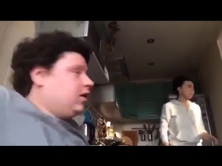 Парень продолжает троллить свою девушку