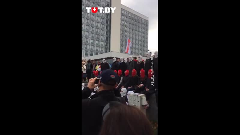 Каля палаца спорту менчукі зладзілі незвычайны перформанс