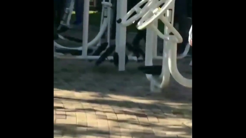 Со чжи соп в перерыве съёмок тиреуса на тренажере катает девчушку