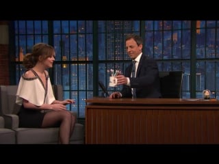 Dakota johnsons wardrobe malfunction at the peoples choice awards late night with seth meyers