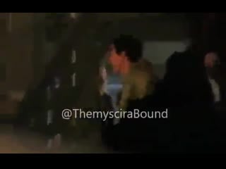 Tom cavanagh filming the flash s5 finale, back in his brown wig (as opposed to the blondish prison hair)