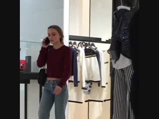 Лили роуз в бутике chanel