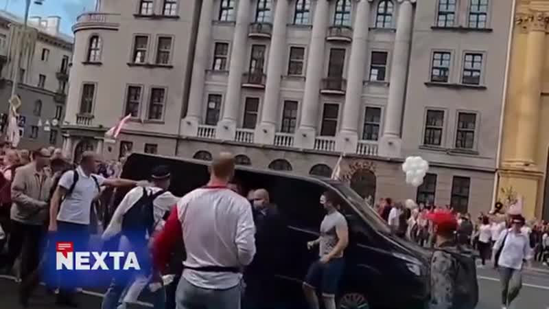 Протестующие в минске отбили своих от тихушников которые хватают одиночек и увозят