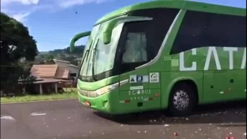 Данные кадры были сняты больше трех месяцев назад, 26 марта, и в автобусе вовсе не футболисты, а члены политической партии бывше