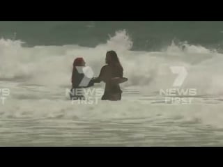 Amber heard e jason momoa em uma praia da austrália gravando aquaman