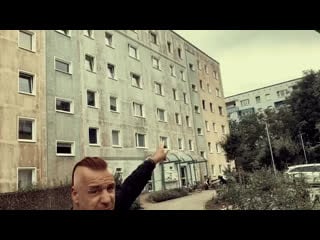 Тилль показывает окно своей комнаты