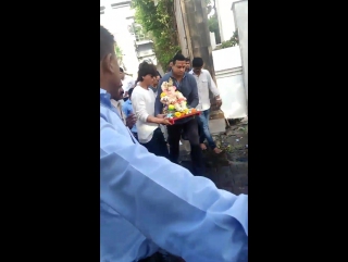 Srk & family on his ganpati visarjan going from his home mannat