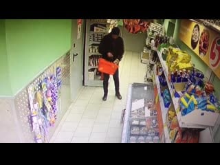 Полицейские осуществляют розыск мужчины подозреваемого в краже из магазина