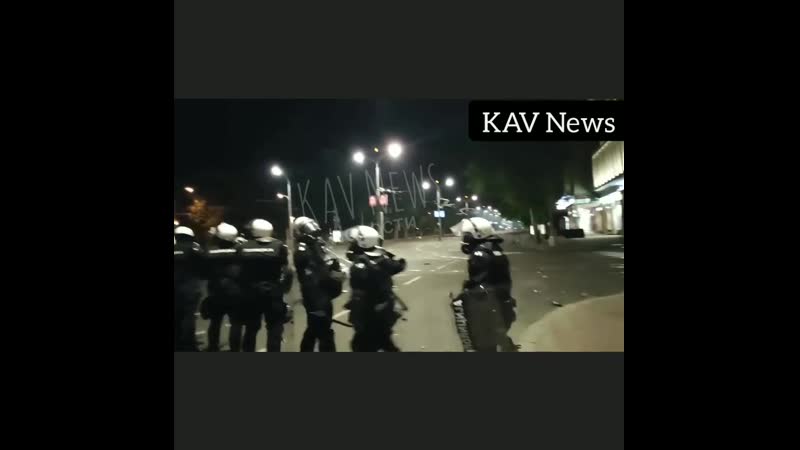 В белграде люди штурмовали парламент после анонса об усилении карантина в белграде состоялся массовый протест с попыткой штурм