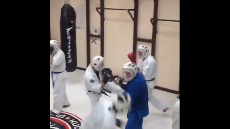 Отработка спаринговых упражнений с прошедшей в среду тренирои