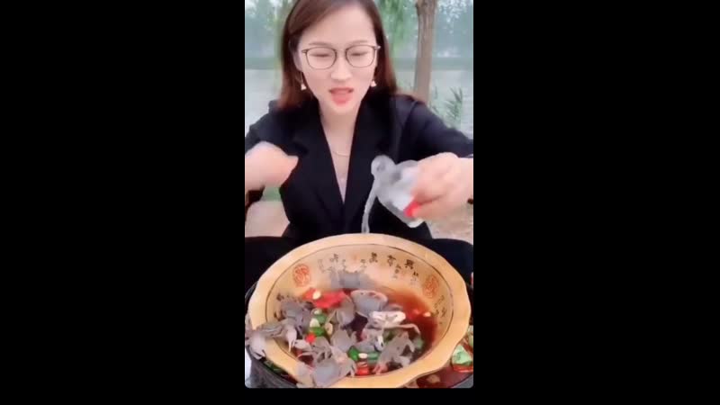 Жрёт азиатские деликатесы