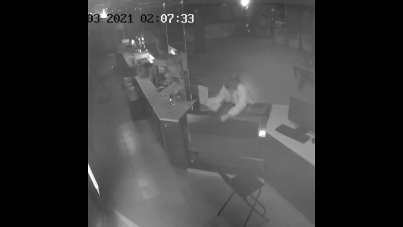 Пара в кинотеатре ворует попкорн и занимается сексом