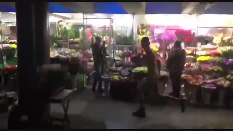 Дегенераты бегают голышом в метро киева, всё из за спора