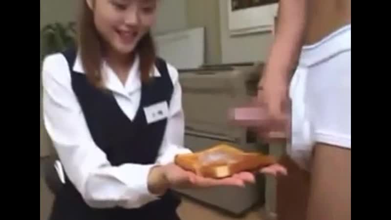 Парни накончали на тост и девушка ест тост со спермой