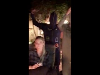 Nina dobrev com amigos em uma festa do pijama na casa de lauren paul em comemoração ao aniversário da amiga