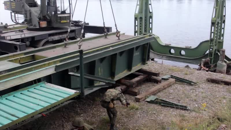 Возведение наплавного моста через енисей в ходе учения подразделений ждв в хакасии