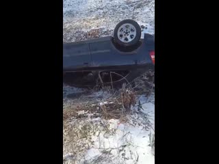 В городе кировское девушка перевернулась на машине