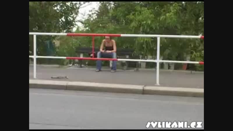 Хулиганы срывают с девчонок одежду в общественных местах еще одна порция жестких уличных приколов над девушками