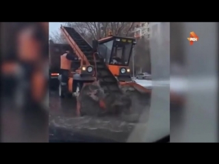 Москвичи высмеяли в сети затопленные после снегопада улицы (видео)