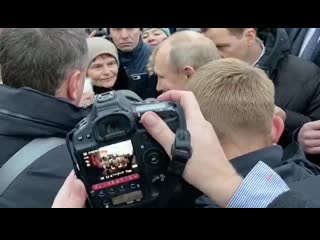 Путин вернулся, выслушал жалобы на проблемы ее дочери, обнял и пообещал помочь