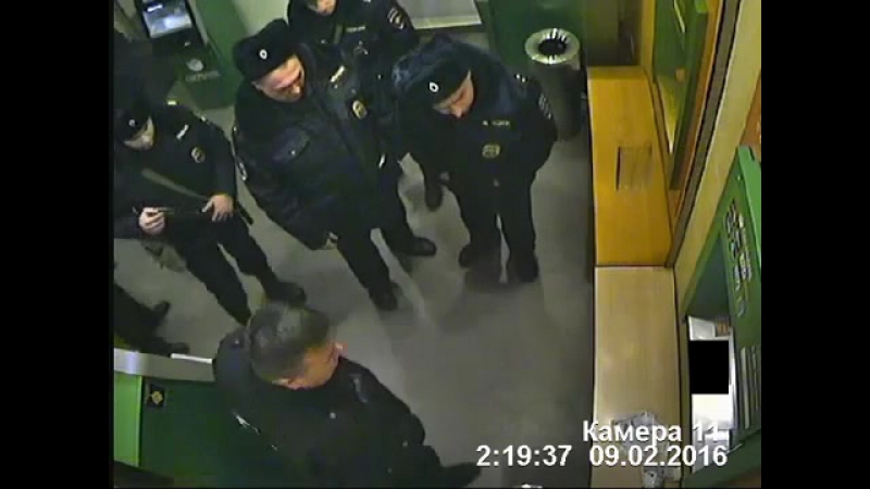 В воронеже сломавшийся банкомат закидал студентов тысячными купюрами