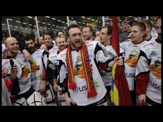 Игроки векшё лейкерс празднуют выход в элиту шведского хоккея