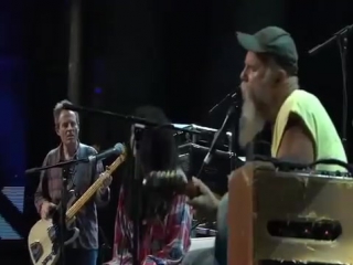 Seasick steve live with jack white alison mosshart john paul jones