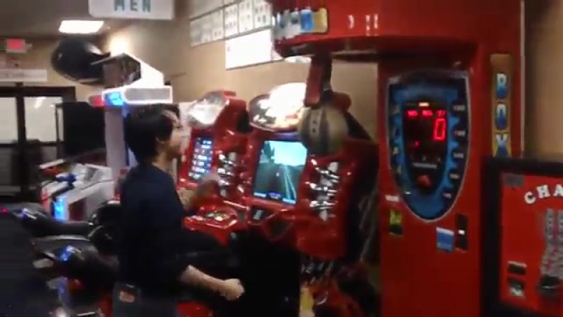 Геймеры у боксерской груши