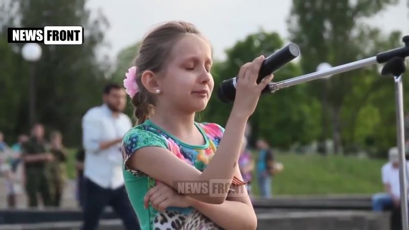 Девочка читает стихотворение на митинге реквиеме памяти алексея мозгового